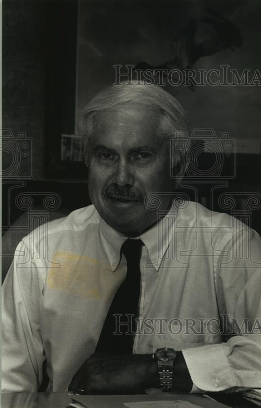 1989 Press Photo Richard Schmidt, acting Chairman of HSA Contractors, Milwaukee - Historic Images