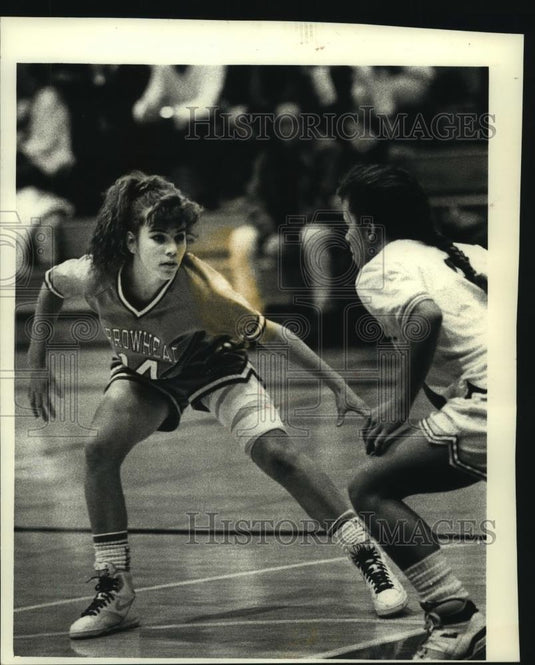 1989 Press Photo Shannon Schmidt helps spark Arrowhead's full court press - Historic Images