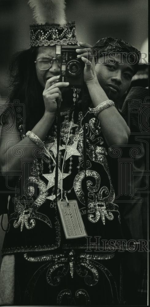 1991 Press Photo Heriyani of Indonesia takes photo of Special Olympics opening - Historic Images