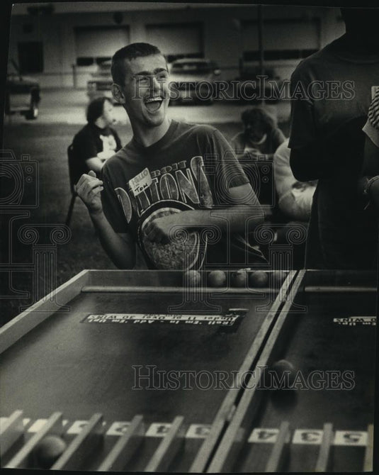 1991 Press Photo Thomas Llewellyn scores well during the Special Olympics picnic - Historic Images
