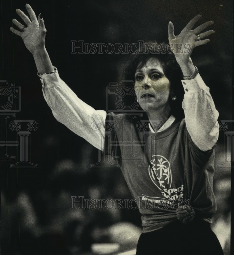 1989 Press Photo Saint Francis Special Olympics volunteer coach Ann Harris - Historic Images