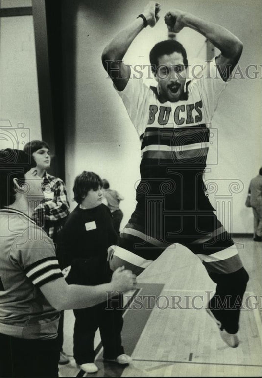 1983 Press Photo Milwaukee Bucks guard Kevin Grevey coaches Special Olympics - Historic Images