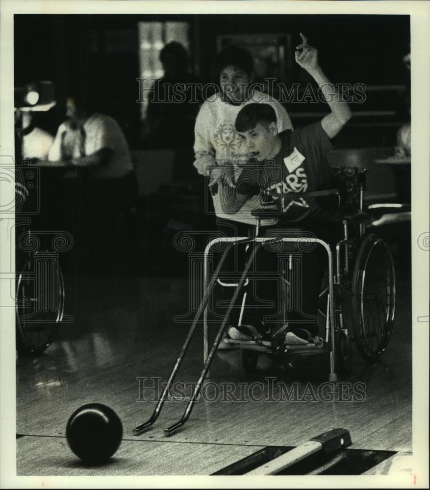 1989 Press Photo Milwaukee Special Olympics State Bowling Tournament - mjb93813 - Historic Images