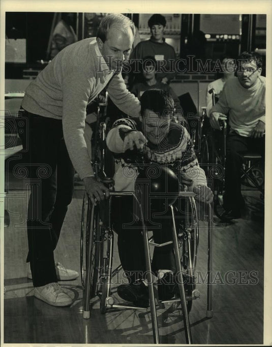 1986 Press Photo Wisconsin Special Olympics Bowling Tournament in Milwaukee. - Historic Images