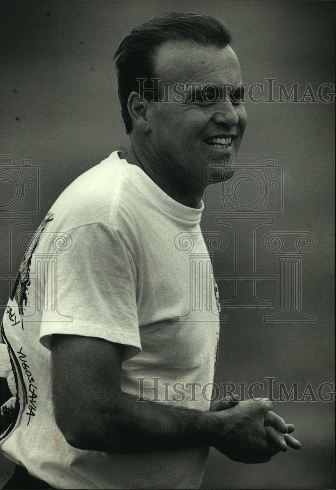 1992 Press Photo John Spielmann, Mukwonago girls soccer coach, talks to his team - Historic Images