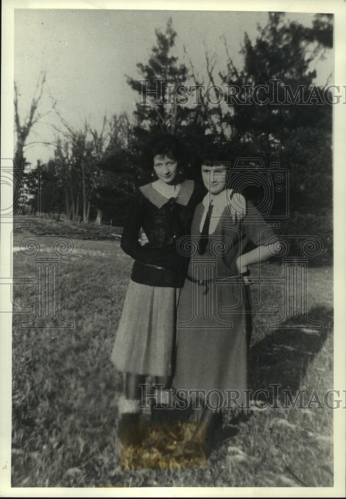 1993 Press Photo Jessica Powers with close friend Mary Walsh, Cat Tail Valley. - Historic Images