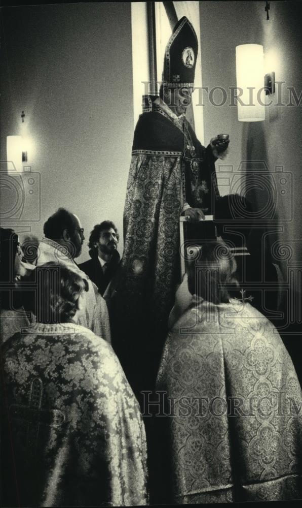 1986 Press Photo Archbishop Torkom Manoogian blesses St. John the Baptist Church - Historic Images