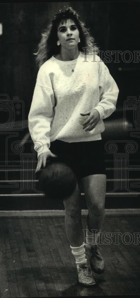 1990 Press Photo Jodi Schmidt, Pewaukee High School basketball player - Historic Images