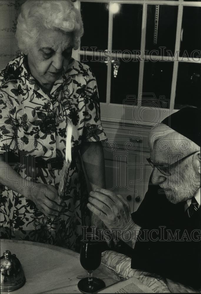 1989 Press Photo Rabbi David Shapiro blesses the wine with wife, Etta; Milwaukee - Historic Images