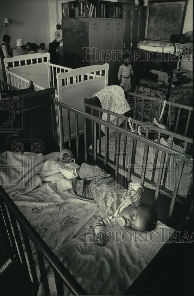 1986 Press Photo Children sleep at Saint Martin DePorres House of Hope, Chicag0 - Historic Images