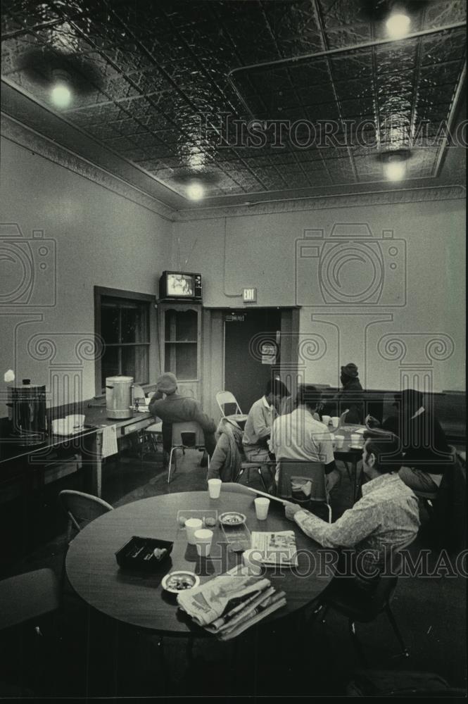 1984 Press Photo Visitors to Central City Guest House entertain themselves - Historic Images