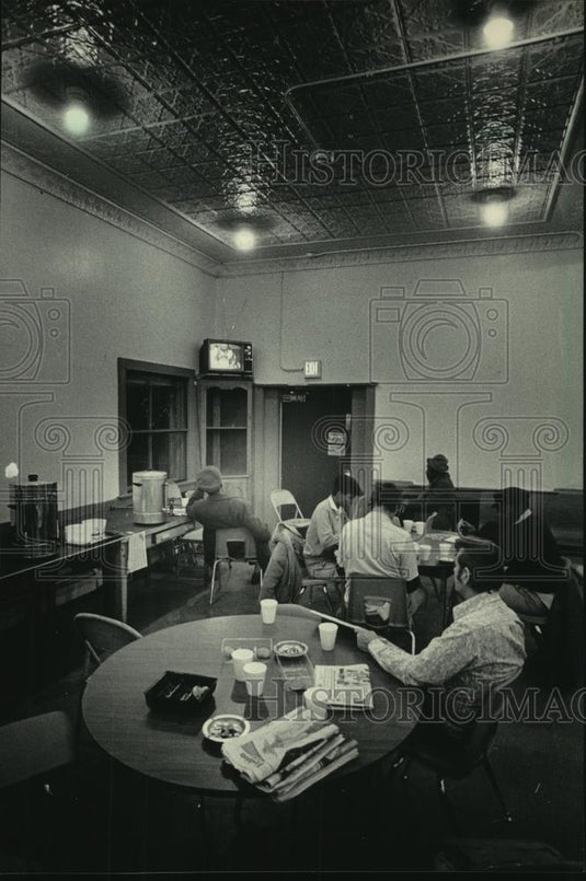 1984 Press Photo Visitors to Central City Guest House entertain themselves - Historic Images