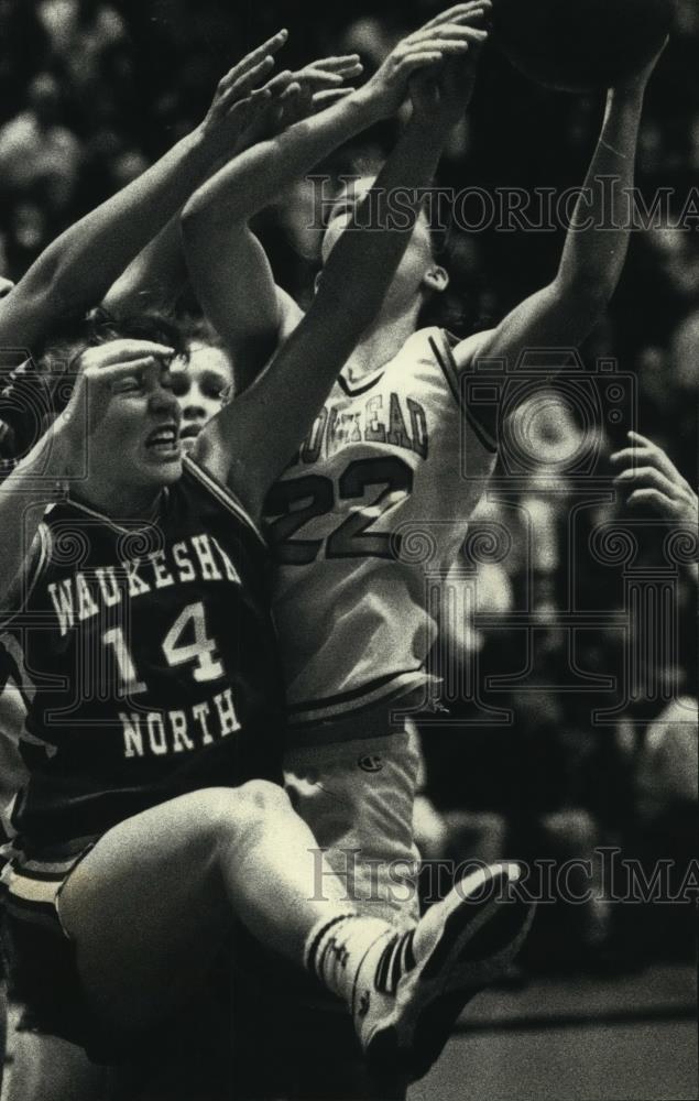 1992 Press Photo Meghan Shannon of Arrowhead beats Waukesha&#39;s Brem to rebound - Historic Images