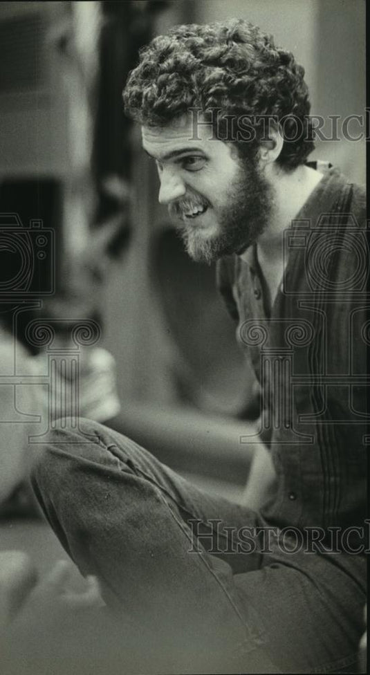 1998 Press Photo Greg Shannon, author and storyteller at Brookfield Library. - Historic Images