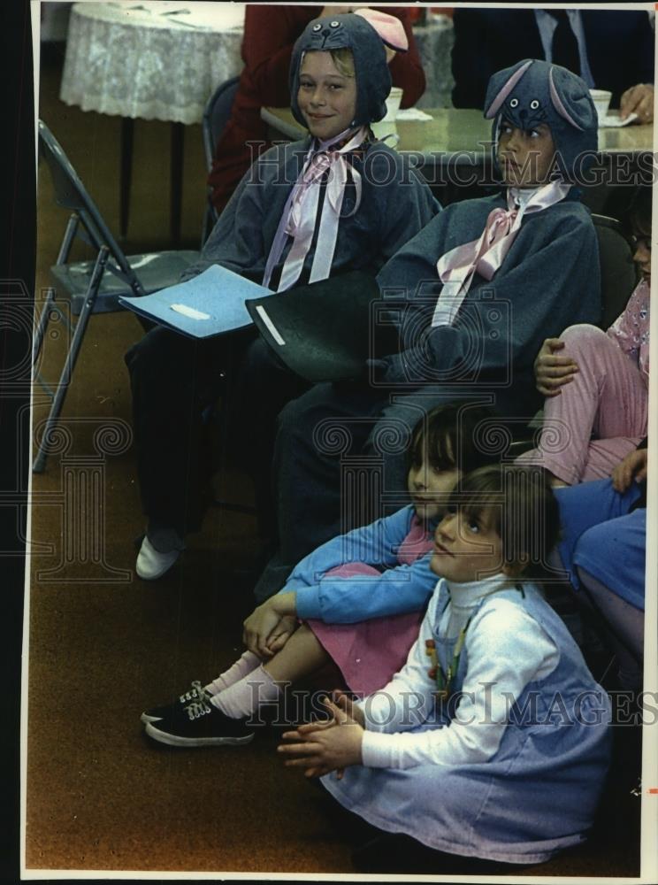 1994 Press Photo Sisters Nicole and Sarah Kretschmer, St. John&#39;s Lutheran Church - Historic Images