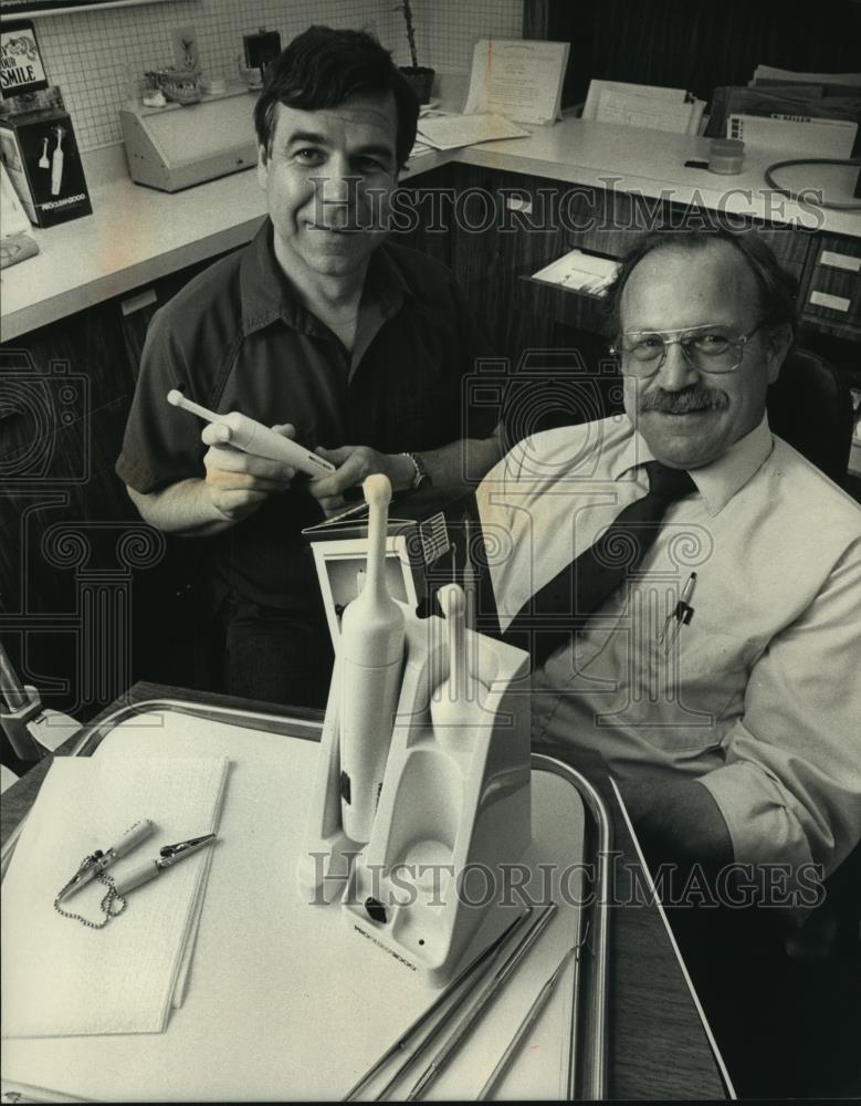 1989 Press Photo Milwaukee dentist James Bojar, Richard Shaw with ProClean2000 - Historic Images