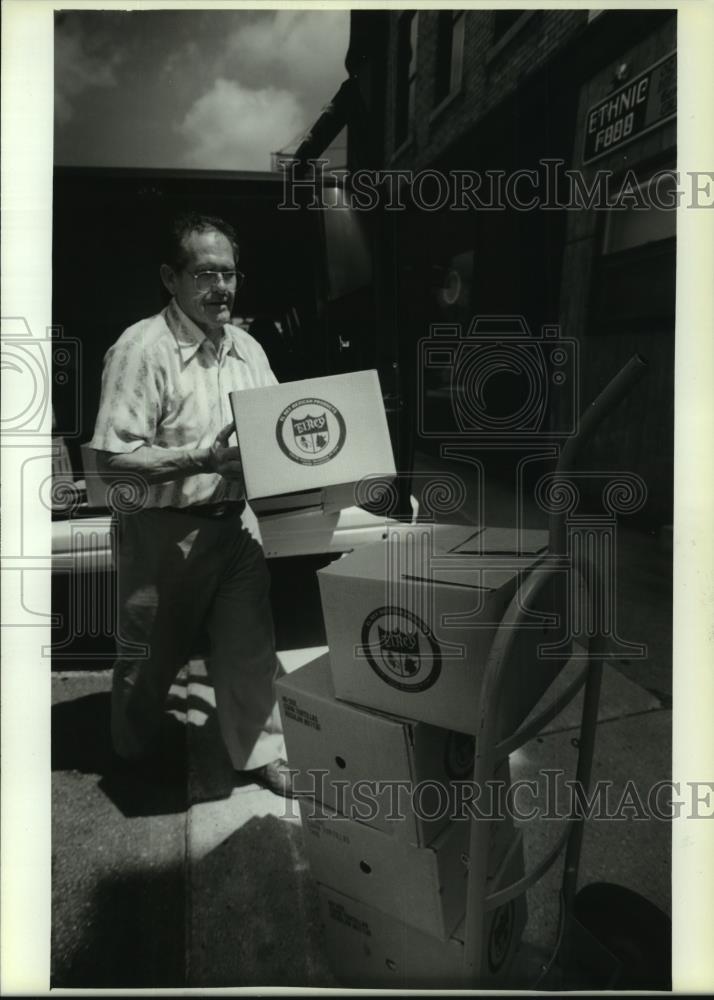 1993 Press Photo Bob Welsch unloads tortillas he picked up in Sheboygan, Wis. - Historic Images