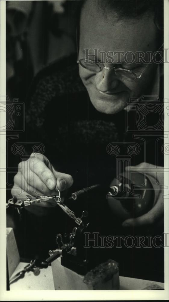 1993 Press Photo Steve Gerk, jewelry maker, owns shop in downtown Sheboygan - Historic Images