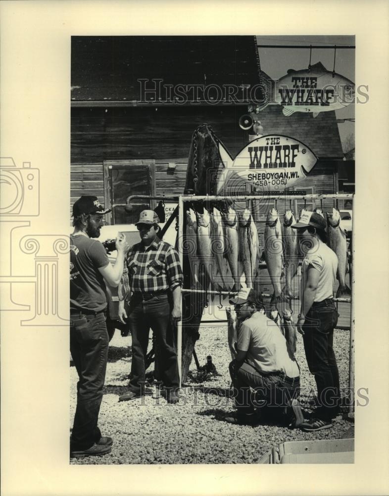 1986 Press Photo Fishermen with their catch at the Wharf, Sheboygan, Wisconsin. - Historic Images