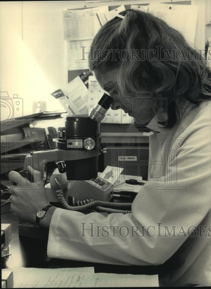 1986 Press Photo Lab tech checks for Legionnaires&#39; disease, Sheboygan, Wisconsin - Historic Images