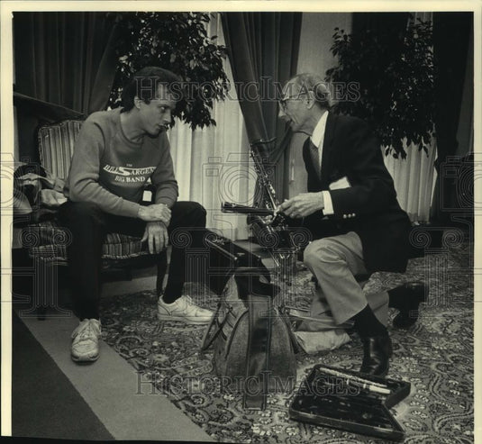 1987 Press Photo Sam Armato and Bill Sargent Talk after a big band session - Historic Images
