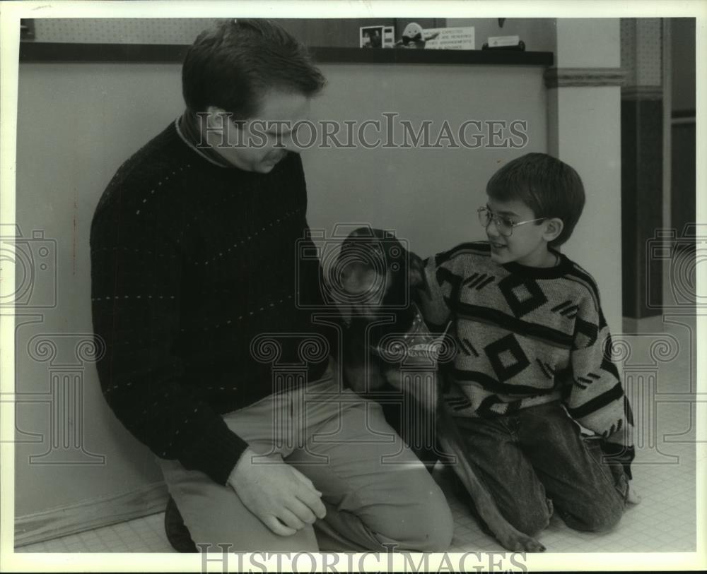 1992 Press Photo Schneider, veterinarian, and Kush, 10, sit with Murphy, stray - Historic Images