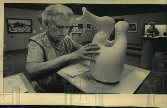 1985 Press Photo Edna Schmidt, head of volunteer services, blind, touches art - Historic Images