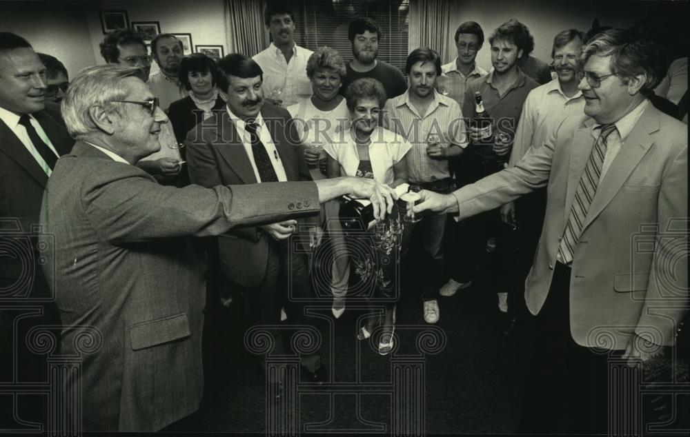 1986 Press Photo Water Pollution Control Corp, Glendale. Employees celebrate - Historic Images