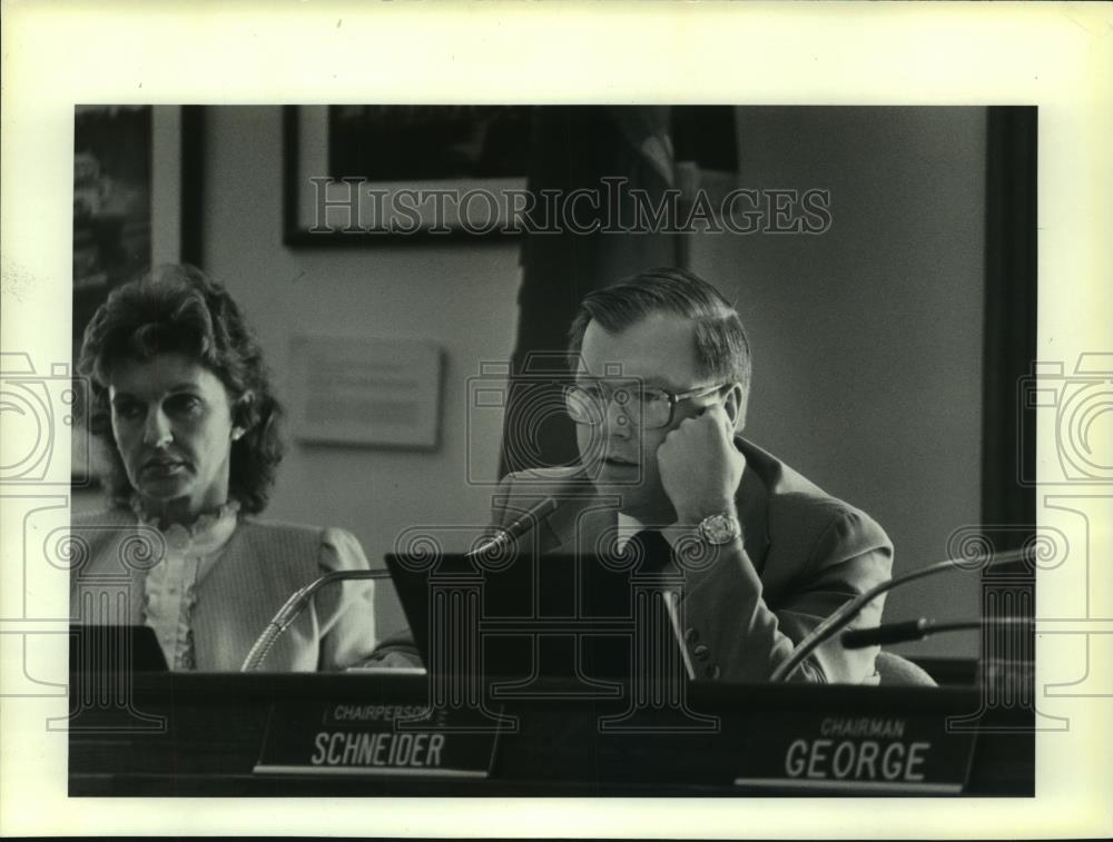 1985 Press Photo Rep. Marlin Schneider during recent budget hearing, Wisconsin - Historic Images