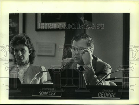 1985 Press Photo Rep. Marlin Schneider during recent budget hearing, Wisconsin - Historic Images