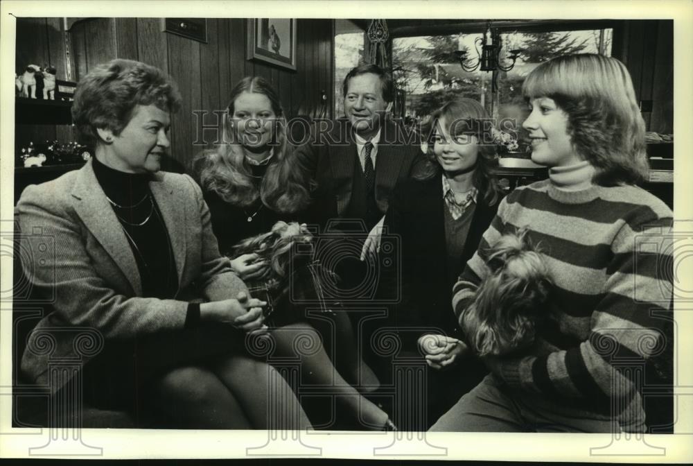 1980 Press Photo Rep. Lolita Schneider and family, Don, Nancy, Donna, Lita Sue - Historic Images