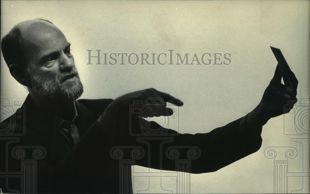 1985 Press Photo Professor of Physics Glenn Scheming University of Wisconsin - Historic Images