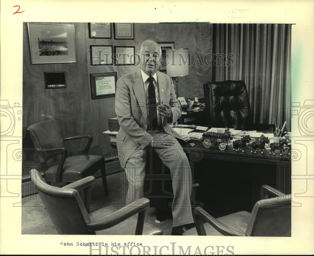 1986 Press Photo Milwaukee's John Schmitt, AFL-CIO state head, in his office - Historic Images