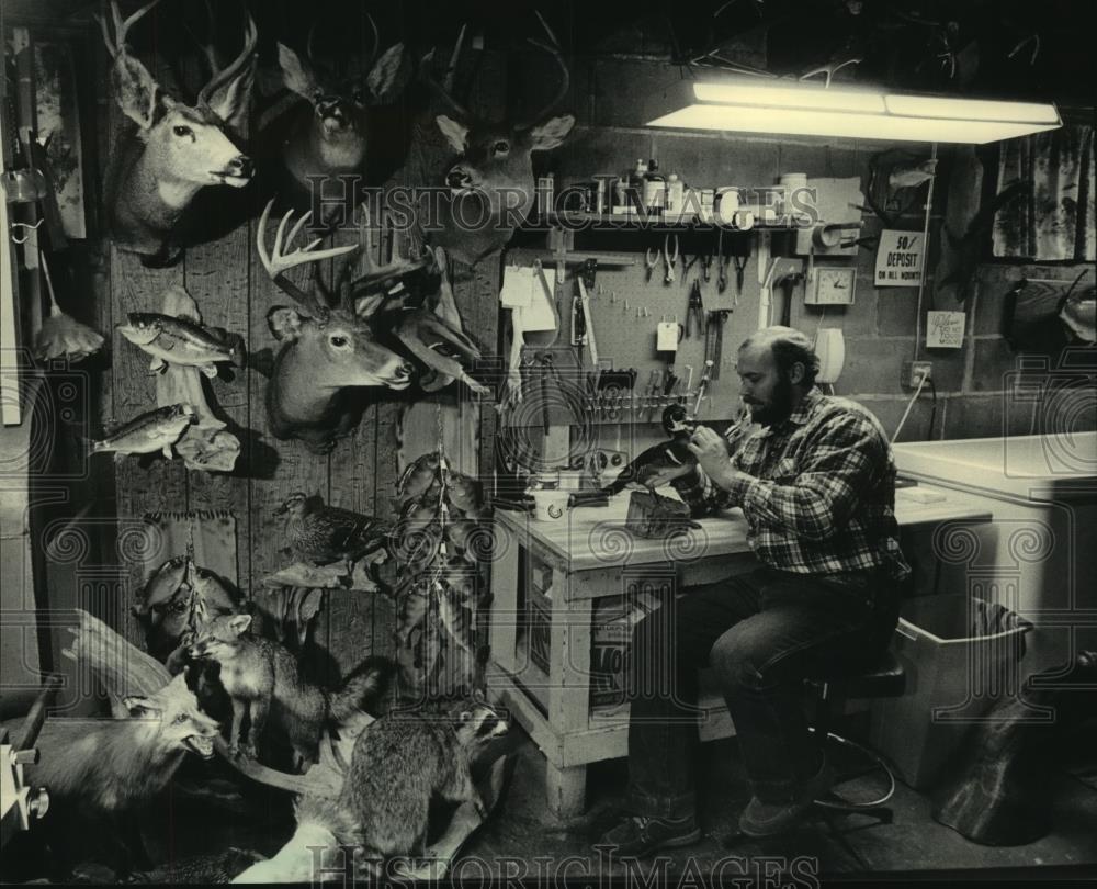 1983 Press Photo Milwaukee Lee Schmeckpeper surrounded by trophies - mjb94559 - Historic Images