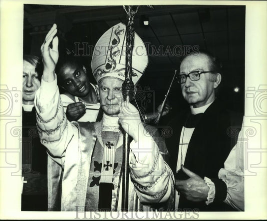 1982 Press Photo Madame Tussaud's wax museum updates display, London - mjb94660 - Historic Images