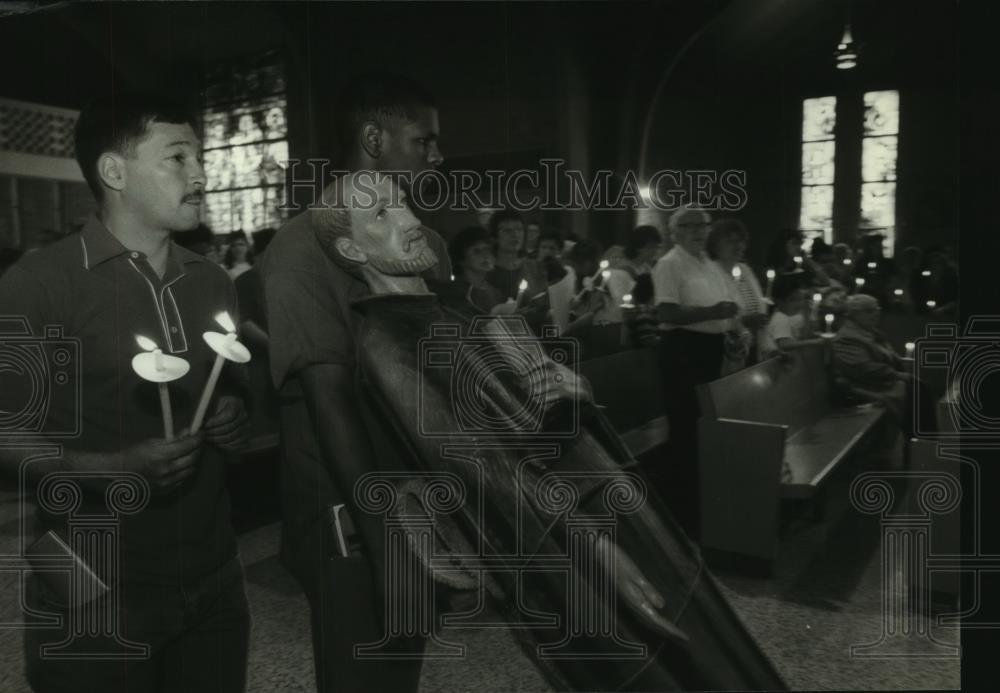 1994 Press Photo Bob Loder and William Daniel wheel Saint figure in Church - Historic Images