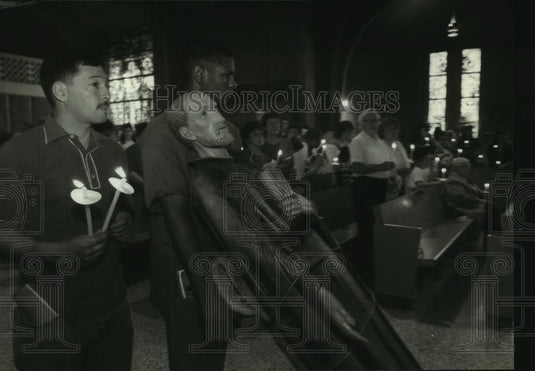 1994 Press Photo Bob Loder and William Daniel wheel Saint figure in Church - Historic Images