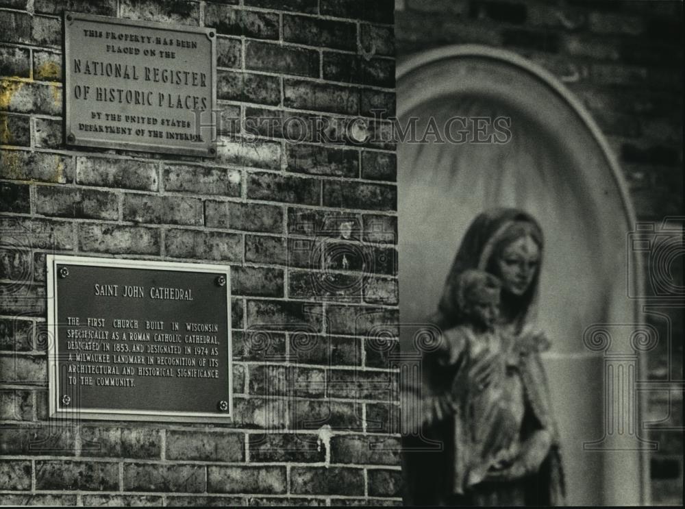 1990 Press Photo A historic plaque on St. John Cathedral in Milwaukee - Historic Images