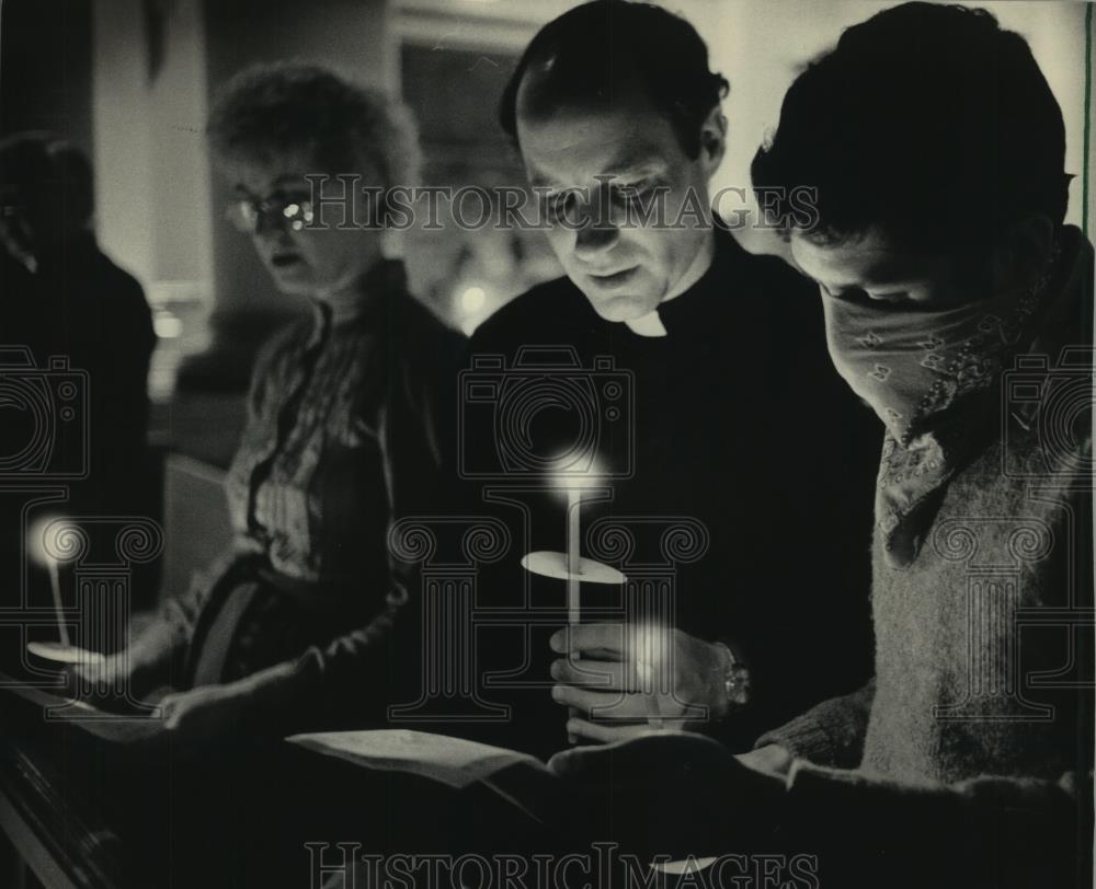 1985 Press Photo Father Bill Pauly and a refugee at St. John Cathedral service - Historic Images