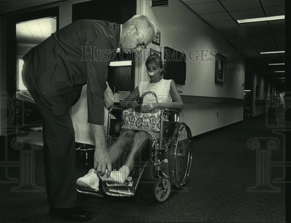 1991 Press Photo Virgil Erickson wheels Laurie Jahn from St. Michael Hospital - Historic Images