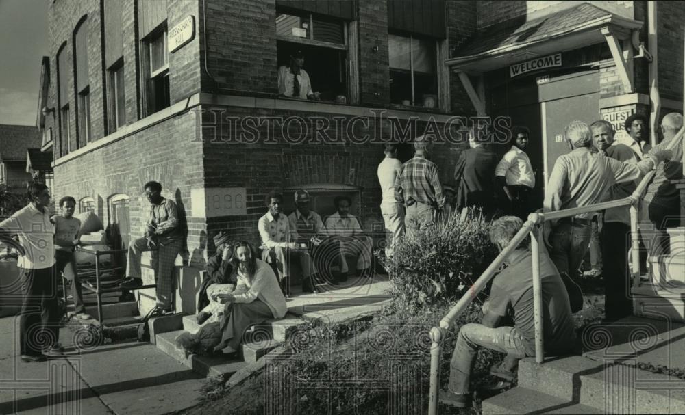 1984 Press Photo People line up for reopening of Guest House homeless shelter - Historic Images