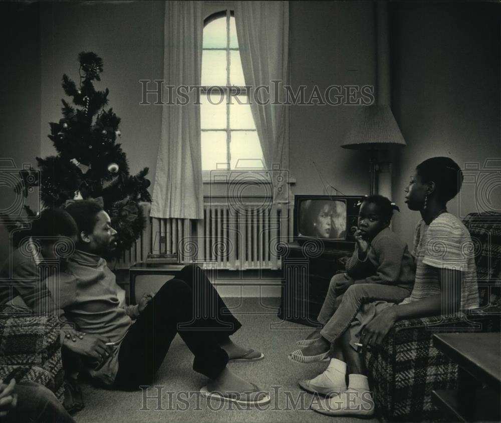 1986 Press Photo Residents relax in the shelter&#39;s lounge decorated for holidays. - Historic Images