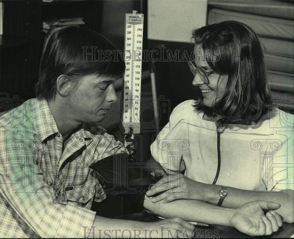 1985 Press Photo Nurse Kathy Heard checks Greg Conrad at clinic for the homeless - Historic Images