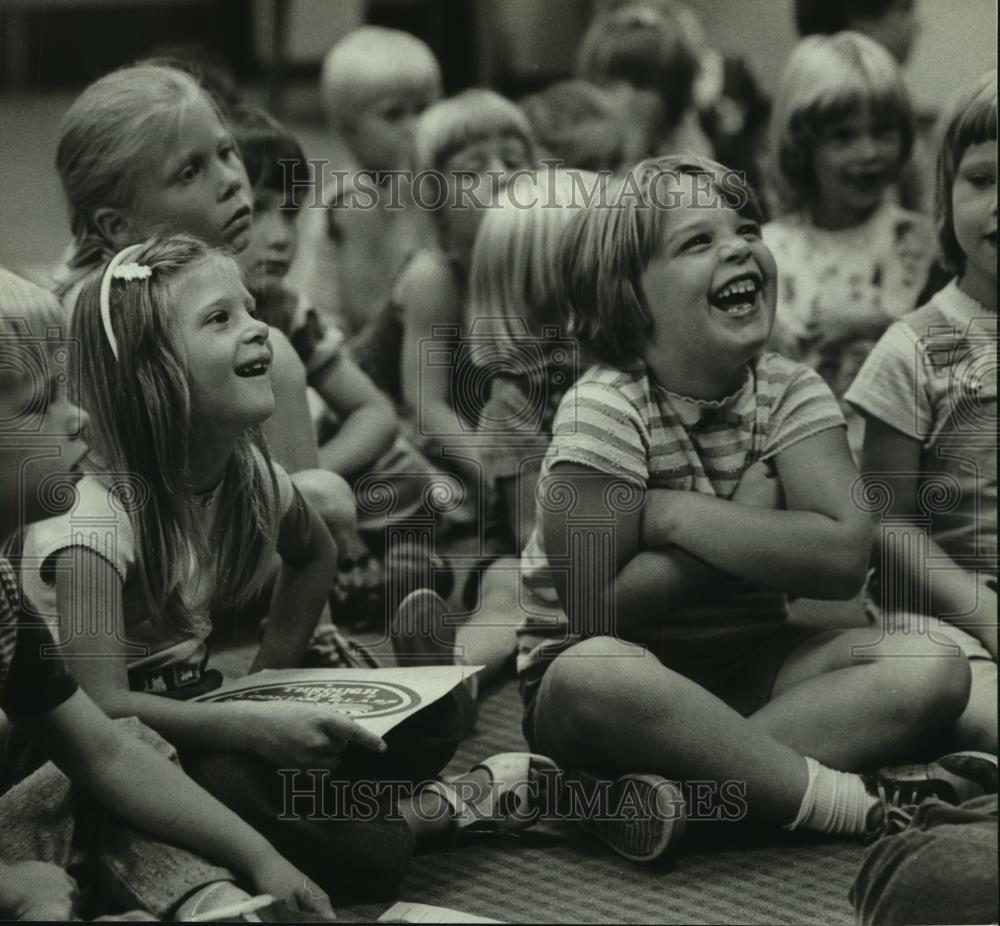 1982 Press Photo Kids captivated by storytelling, Brookfield Public Library. - Historic Images