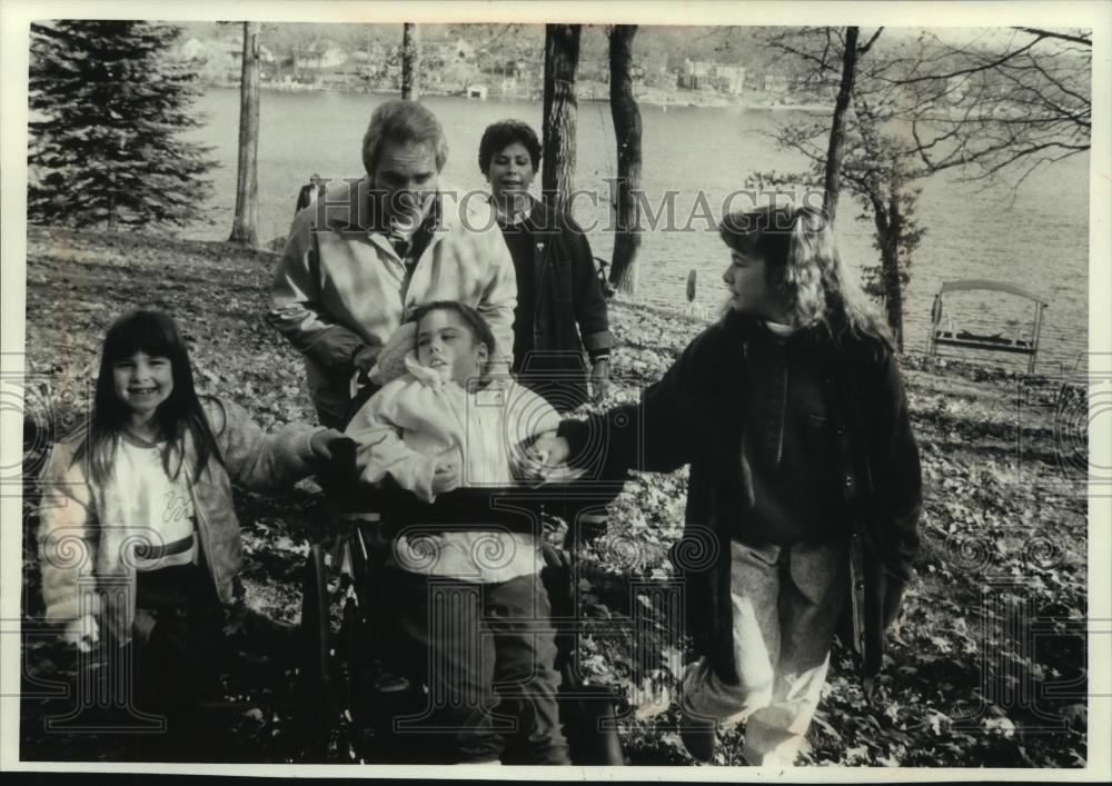 1988 Press Photo Christen Shannon confined to a wheel chair at Lauderdale Lake. - Historic Images