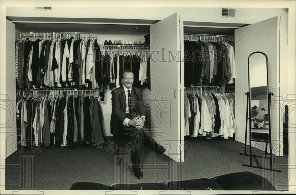 1988 Press Photo Archie Sarazan posing for picture at his home. - mjb94965 - Historic Images