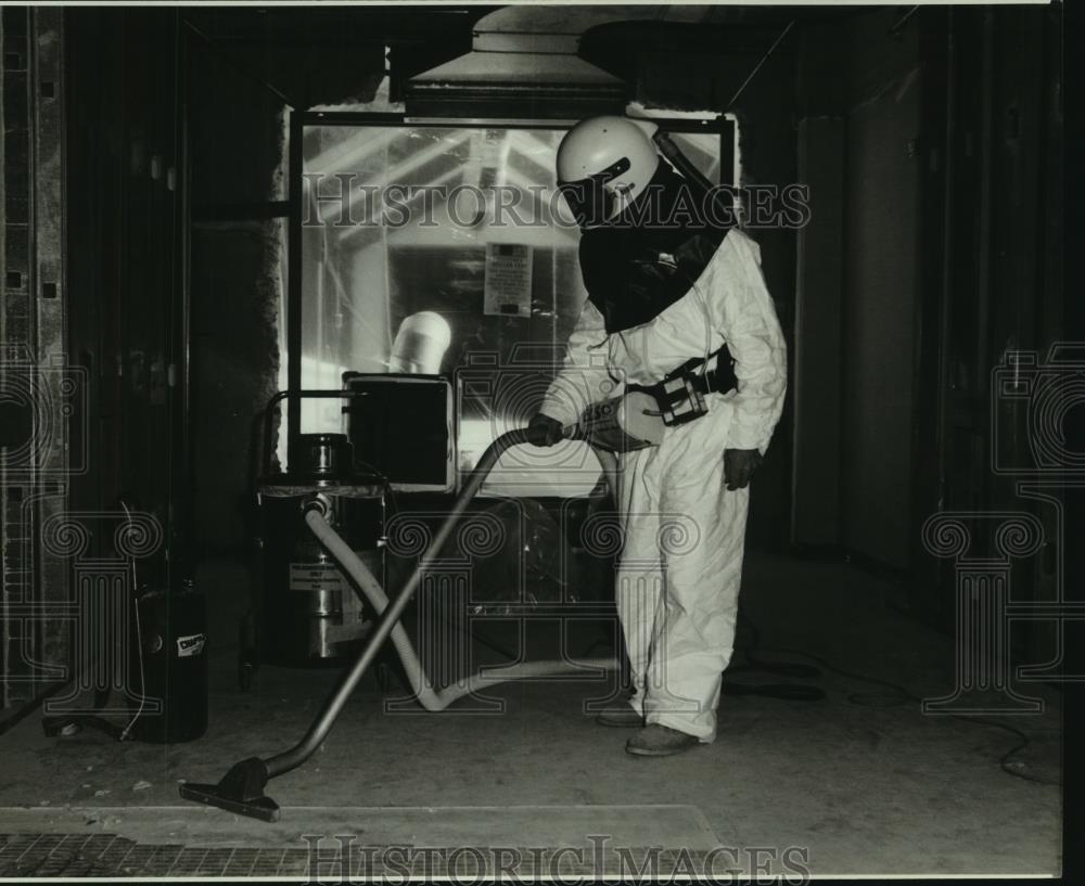 1985 Press Photo Jim Hoover, Milwaukee Schmidt worker scrapes asbestos material - Historic Images