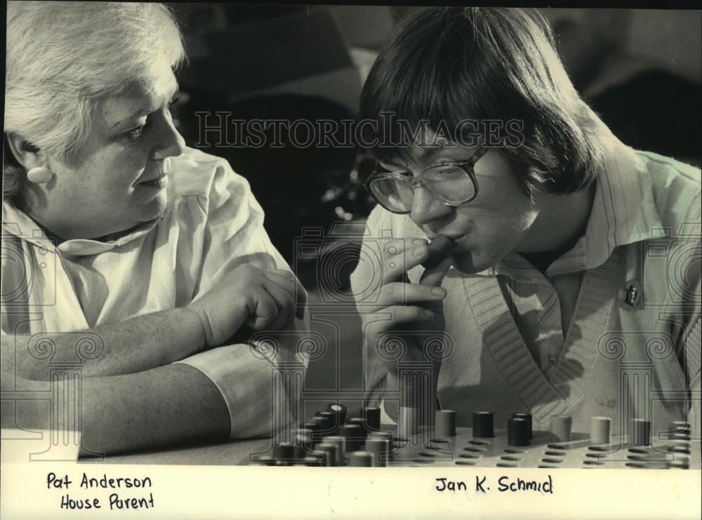 1986 Press Photo Pat Anderson and Jan Schmid at Southern Wisconsin Center - Historic Images