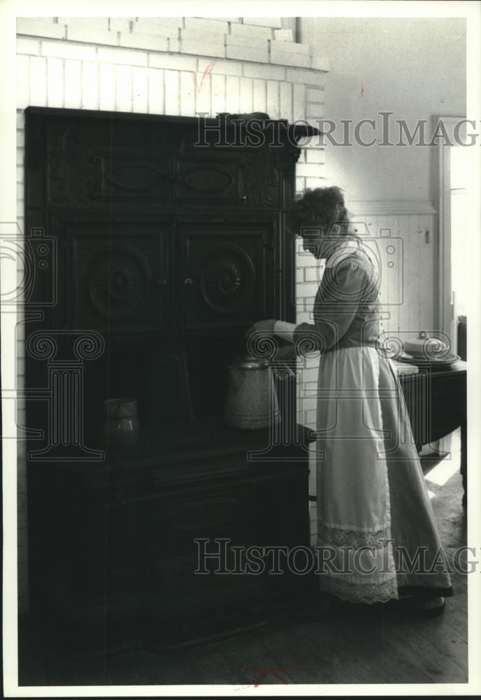 1990 Press Photo Nancy Matousek prep for Villa Louis Picnic in Prairie du Chien - Historic Images