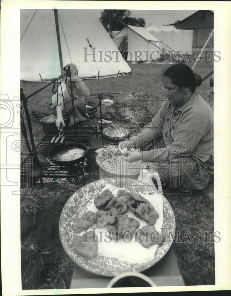 1985 Press Photo Karen Hartman prepares &quot;trail bread&quot; in Prairie du Chien - Historic Images
